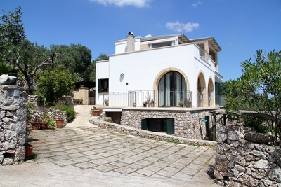 Appartamento primo piano vista mare immerso nel verde. Marina di Novaglie