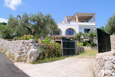 Appartamento primo piano vista mare immerso nel verde.