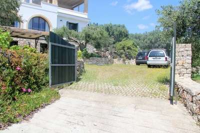 Appartamento primo piano vista mare immerso nel verde.