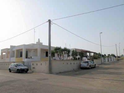 Villetta nuova ben arredata con tanta sabbia nelle vicinanze.