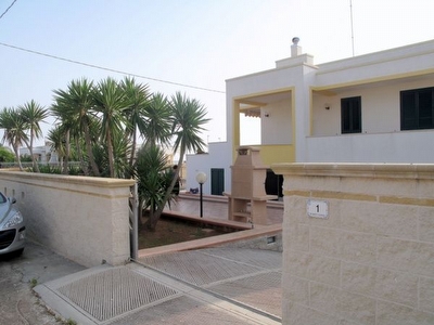 Villetta nuova ben arredata con tanta sabbia nelle vicinanze.