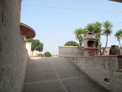 Villetta nuova ben arredata con tanta sabbia nelle vicinanze.