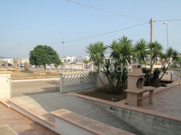 Villetta nuova ben arredata con tanta sabbia nelle vicinanze.