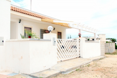 Comodo appartamento tre camere spazi esterni mare vicino.