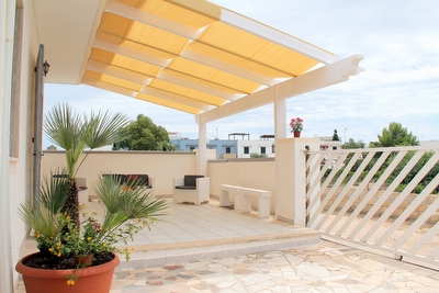 Comodo appartamento tre camere spazi esterni mare vicino.