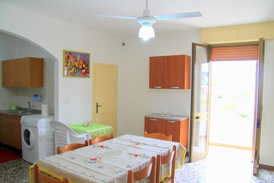 Appartamento spazioso con passeggio e spiagge sabbiose vicine.