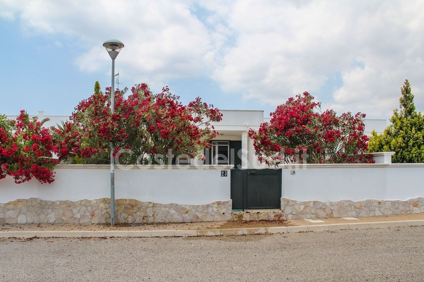 Villetta su due livelli nel cuore delle Maldive con sabbia e centro a piedi. Pescoluse