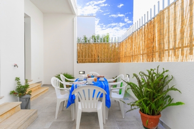 Appartamento piano terra con mare e passeggio a piedi.