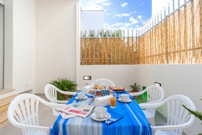 Appartamento piano terra con mare e passeggio a piedi.