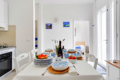 Appartamento piano terra con mare e passeggio a piedi.