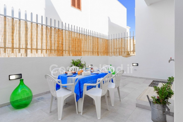 Appartamento piano terra con mare e passeggio a piedi.