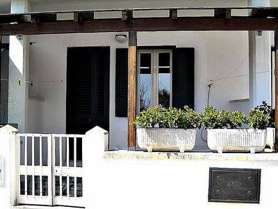 Appartamento vista mare con  spazi esterni allestiti.