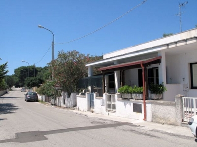 Appartamento vista mare con  spazi esterni allestiti.