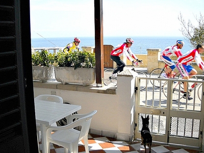 Appartamento vista mare con  spazi esterni allestiti.