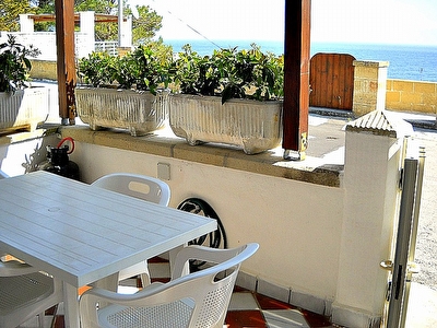 Appartamento vista mare con  spazi esterni allestiti.