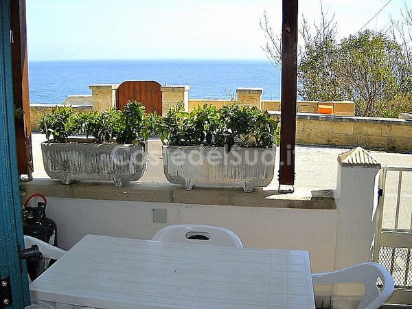 Appartamento vista mare con  spazi esterni allestiti.