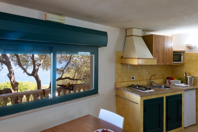 Attico vista mare immerso nel verde ampi spazi esterni.