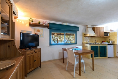 Attico vista mare immerso nel verde ampi spazi esterni.