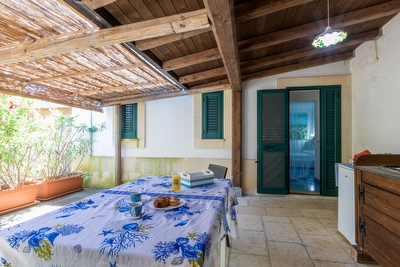 Monolocale immerso nel verde con accesso diretto al mare.