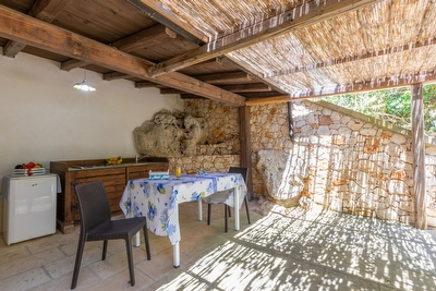 Monolocale immerso nel verde con accesso diretto al mare.