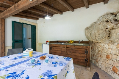 Monolocale immerso nel verde con accesso diretto al mare.