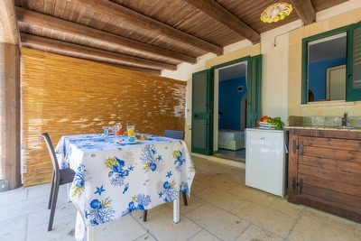 Monolocale immerso nel verde con accesso diretto al mare.