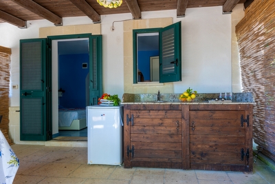 Monolocale immerso nel verde con accesso diretto al mare.