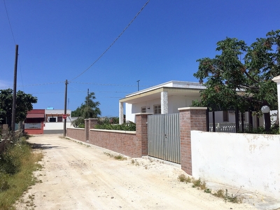 Villetta indipendente quattro camere spazi esterni lidi sabbiosi vicini.