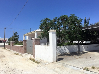 Villetta indipendente quattro camere spazi esterni lidi sabbiosi vicini.