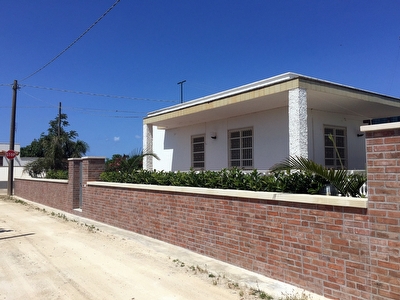 Villetta indipendente quattro camere spazi esterni lidi sabbiosi vicini.