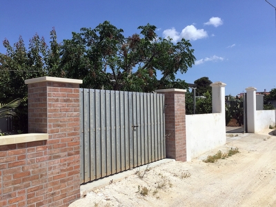 Villetta indipendente quattro camere spazi esterni lidi sabbiosi vicini.