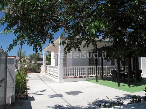 Villetta indipendente quattro camere spazi esterni lidi sabbiosi vicini.