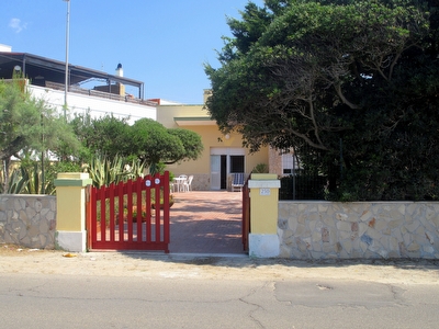 Villino fronte mare con verde e ampi spazi esterni.