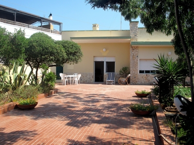 Villino fronte mare con verde e ampi spazi esterni.