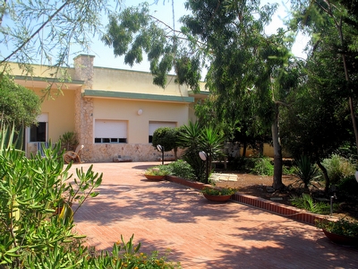 Villino fronte mare con verde e ampi spazi esterni.