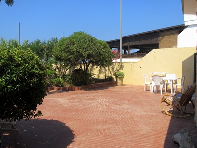 Villino fronte mare con verde e ampi spazi esterni.