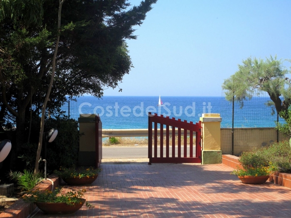 Villino fronte mare con verde e ampi spazi esterni.