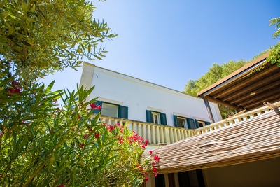 appartamento vista mare nel verde con ampi spazi esterne.