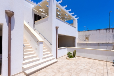 Appartamento nuovo con spazi esterni mare e centro vicini.