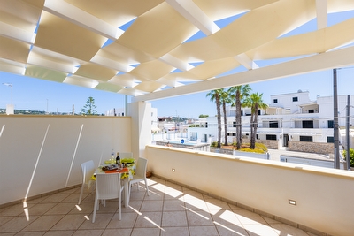 Appartamento nuovo con spazi esterni mare e centro vicini.