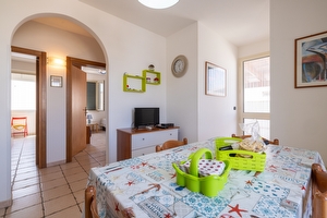 Appartamento con grande porticato centro e mare di sabbia a piedi. Lido Marini - Foto 9