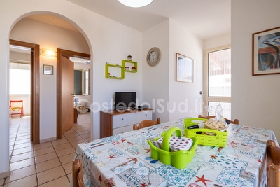 Appartamento con grande porticato centro e mare di sabbia a piedi. Lido Marini - Foto 9