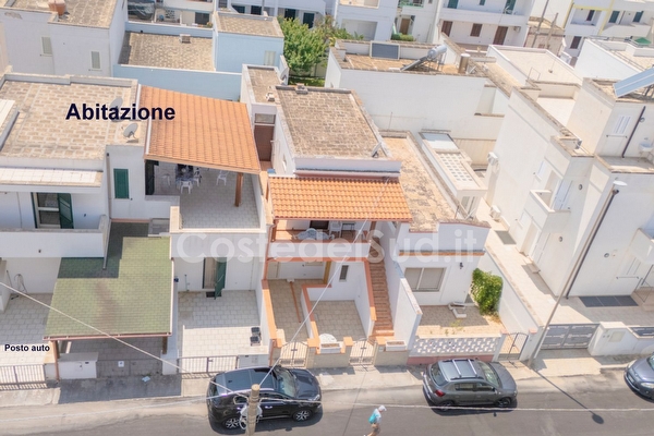 Appartamento con grande porticato centro e mare di sabbia a piedi. Lido Marini