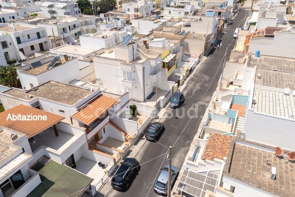Appartamento con grande porticato centro e mare di sabbia a piedi. Lido Marini