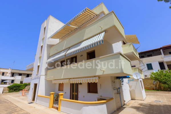 Appartamento spazioso primo piano passeggio e mare a piedi. Torre Pali