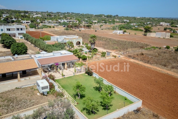 Casa tra mare e tanto verde aria pura e spiaggia vicina. Torre Pali