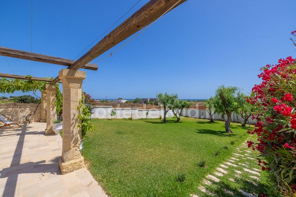 Casa tra mare e tanto verde aria pura e spiaggia vicina. Torre Pali