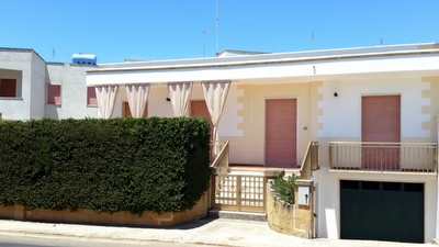 villetta indipendente con giardino recintato mare e passeggio a piedi.