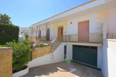 villetta indipendente con giardino recintato mare e passeggio a piedi.