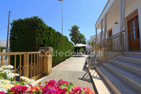 villetta indipendente con giardino recintato mare e passeggio a piedi.